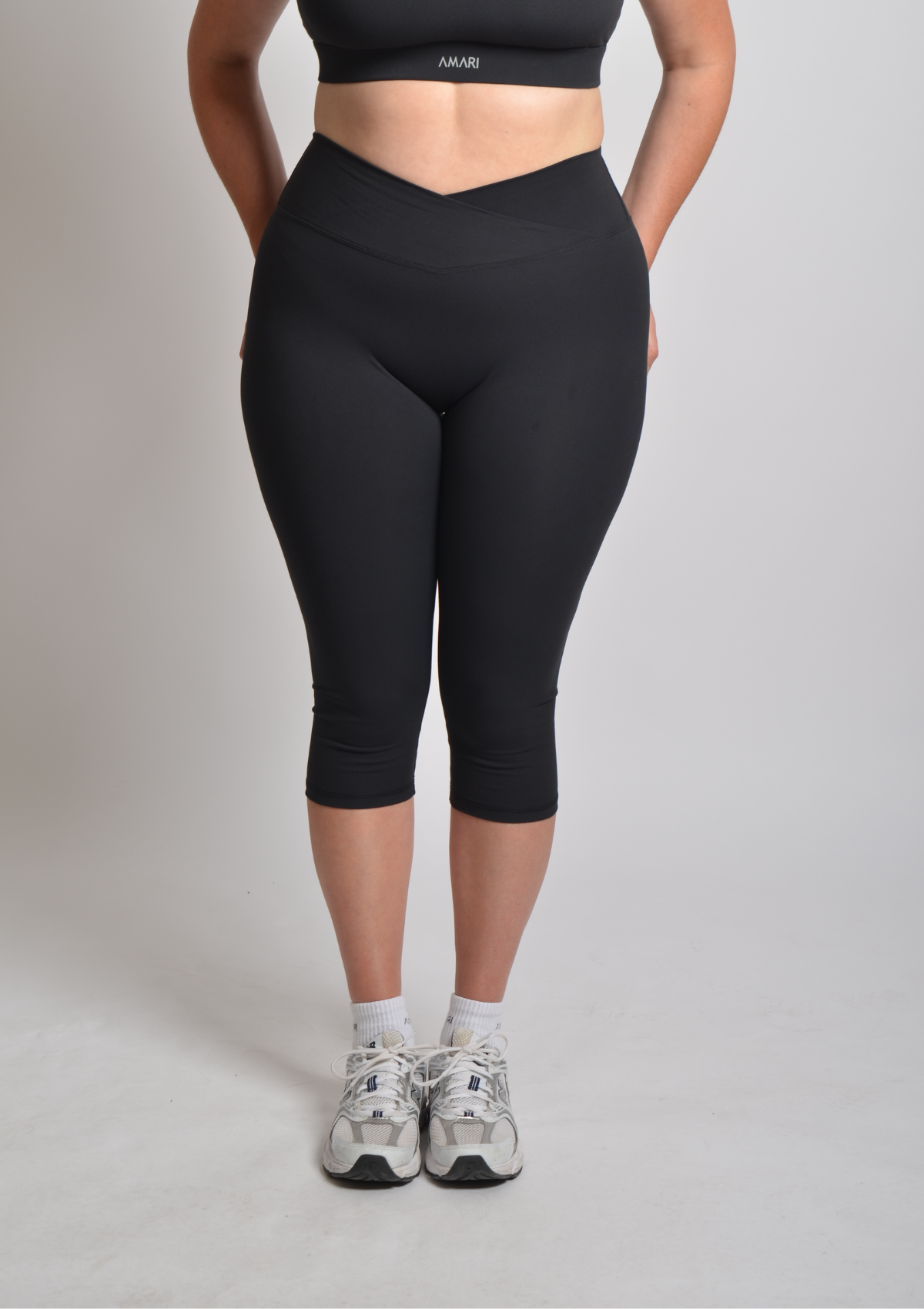Cloud Love™ V-Waist Capri Leggings - Black